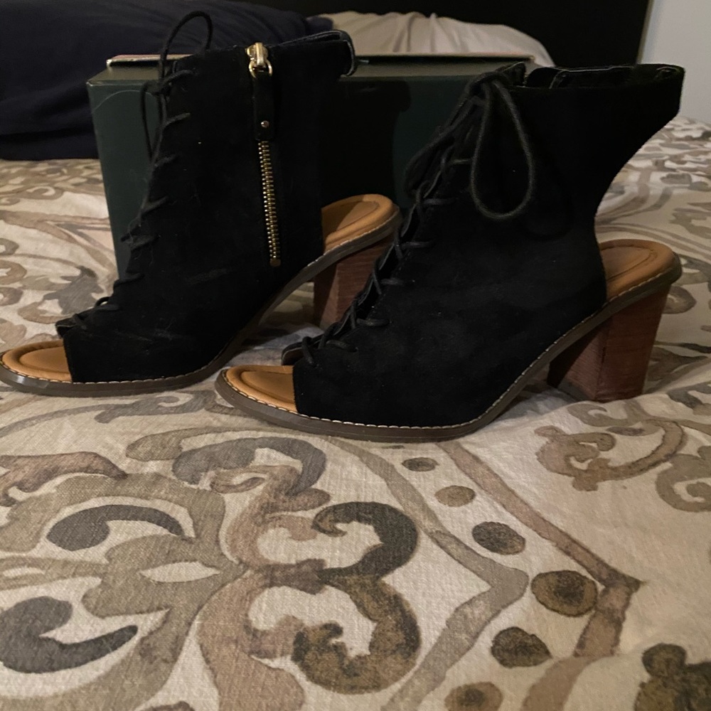 Dr. Scholl’s tie up zip pumps